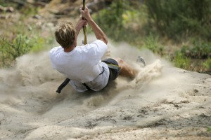 Personne faisant de la tyrolienne