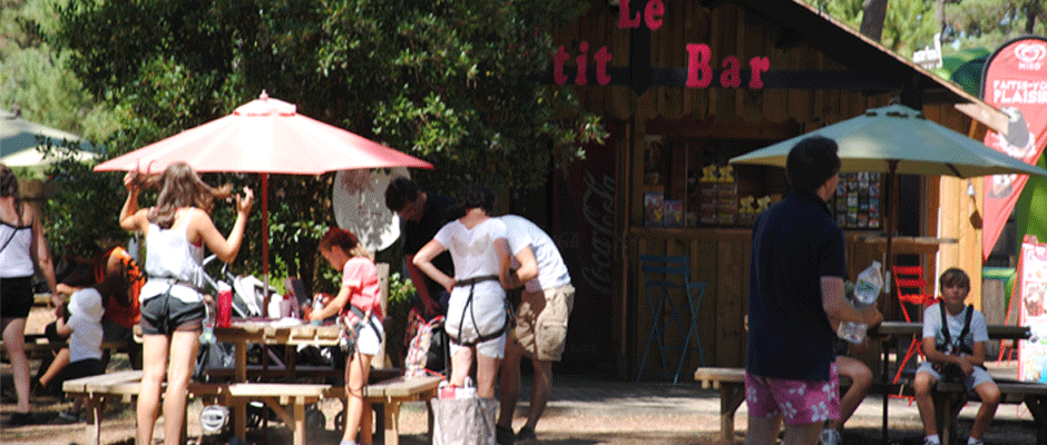 Tables de pique-nique devant un bar